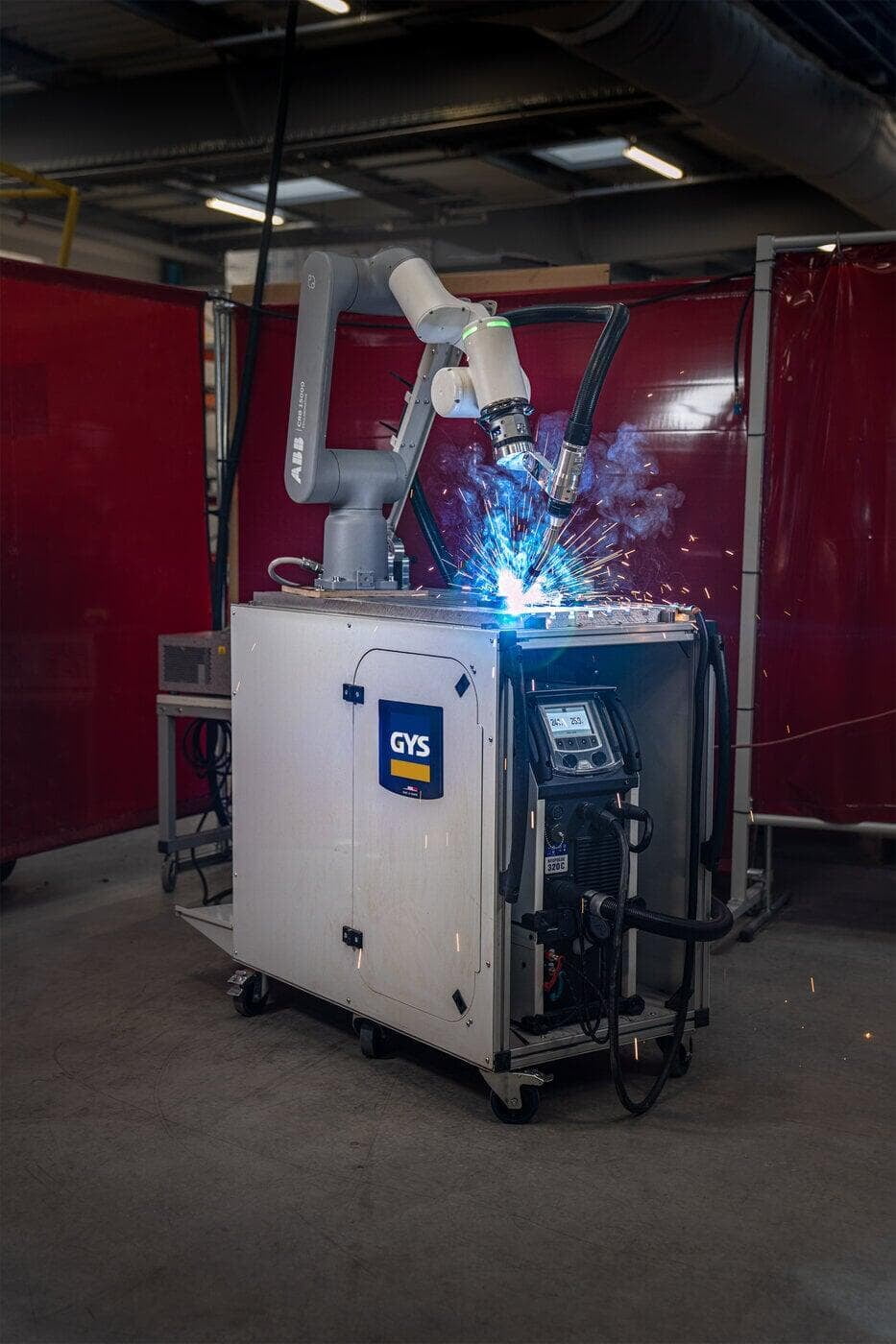 GYS cobot welding cell, sparks
