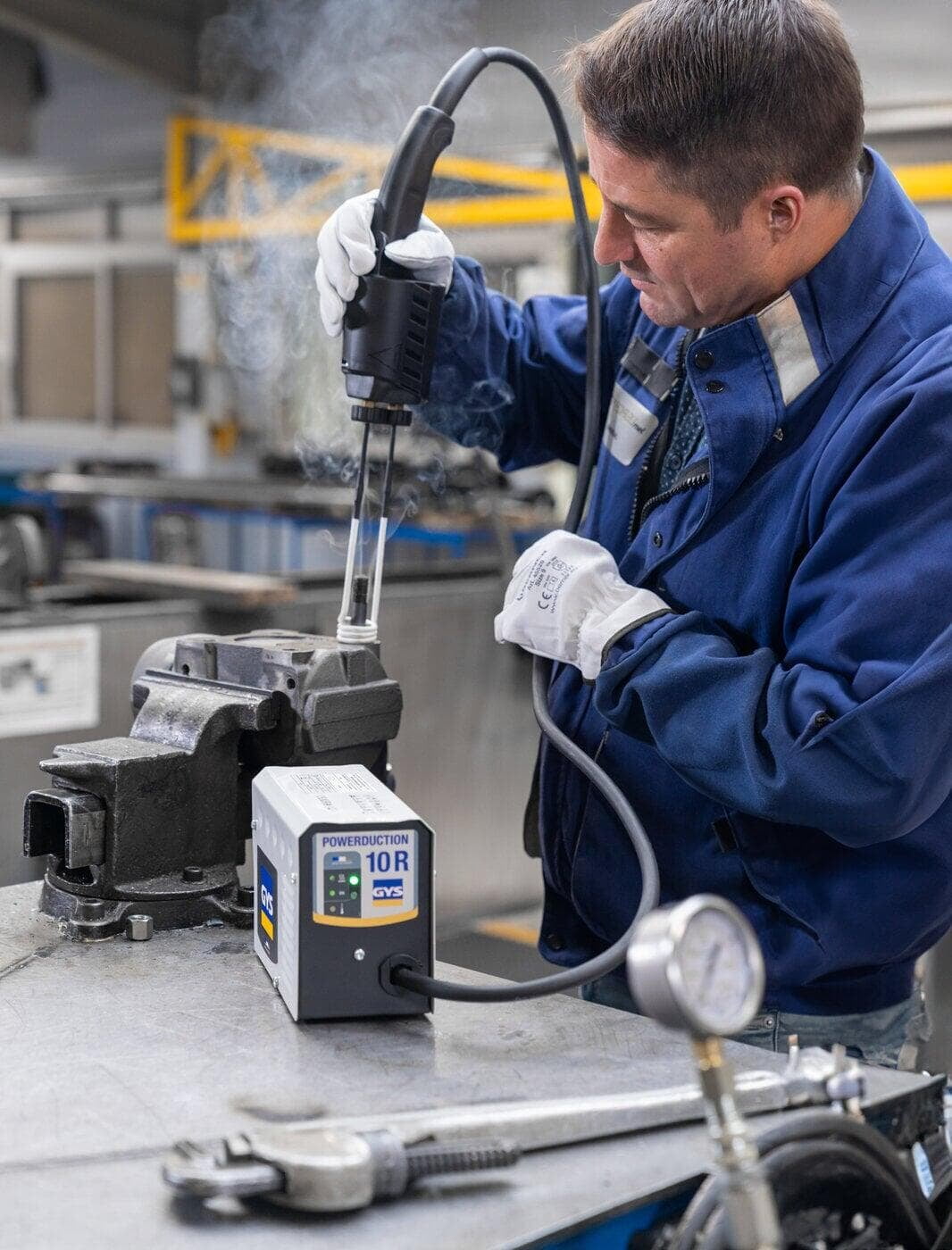 GYS handheld inductor heating a shaft